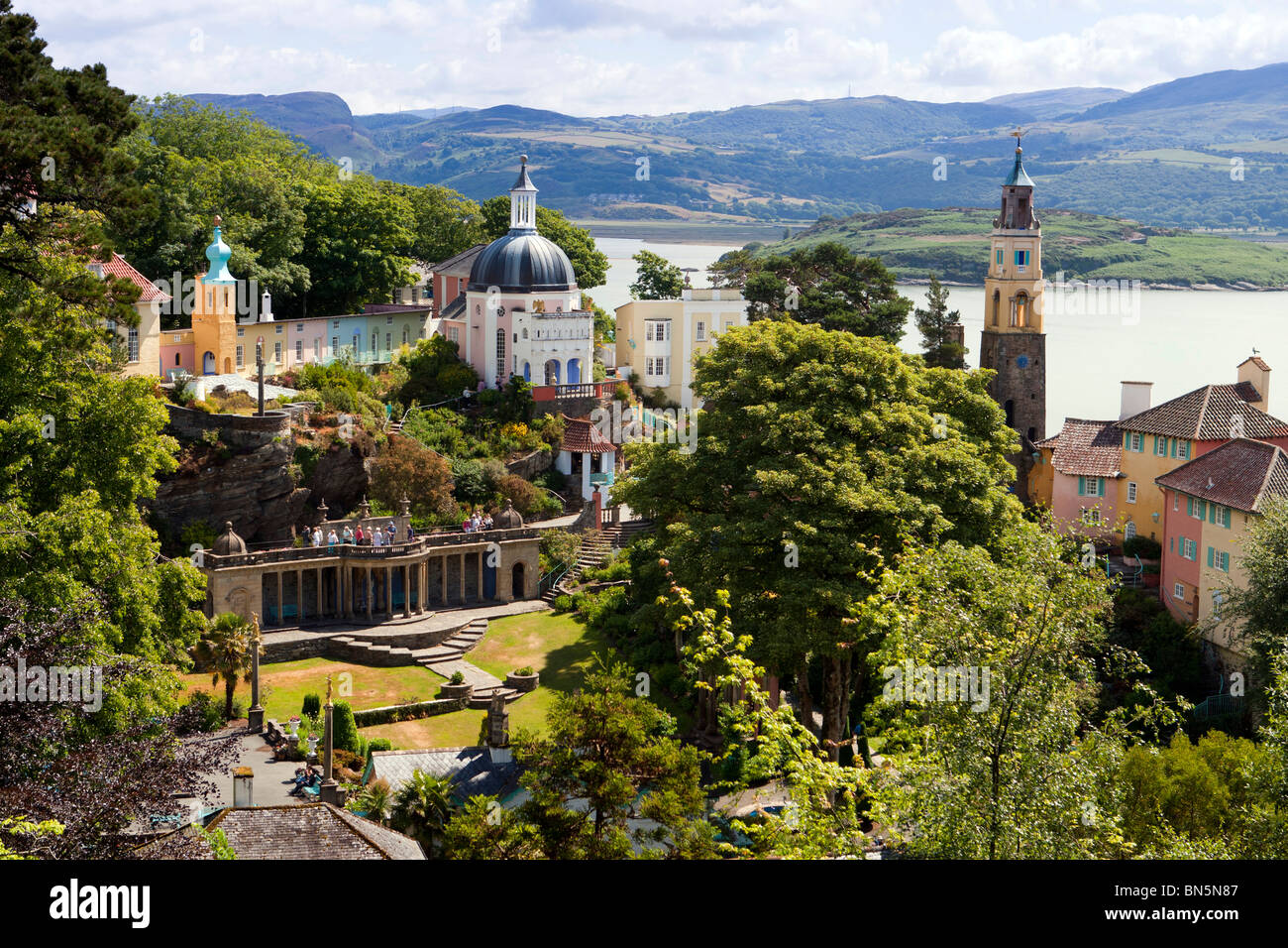 El Holiday Village de Portmeirion costera en el norte de Gales se hizo famoso como ubicación para el rodaje de 'El prisionero' para TV Foto de stock