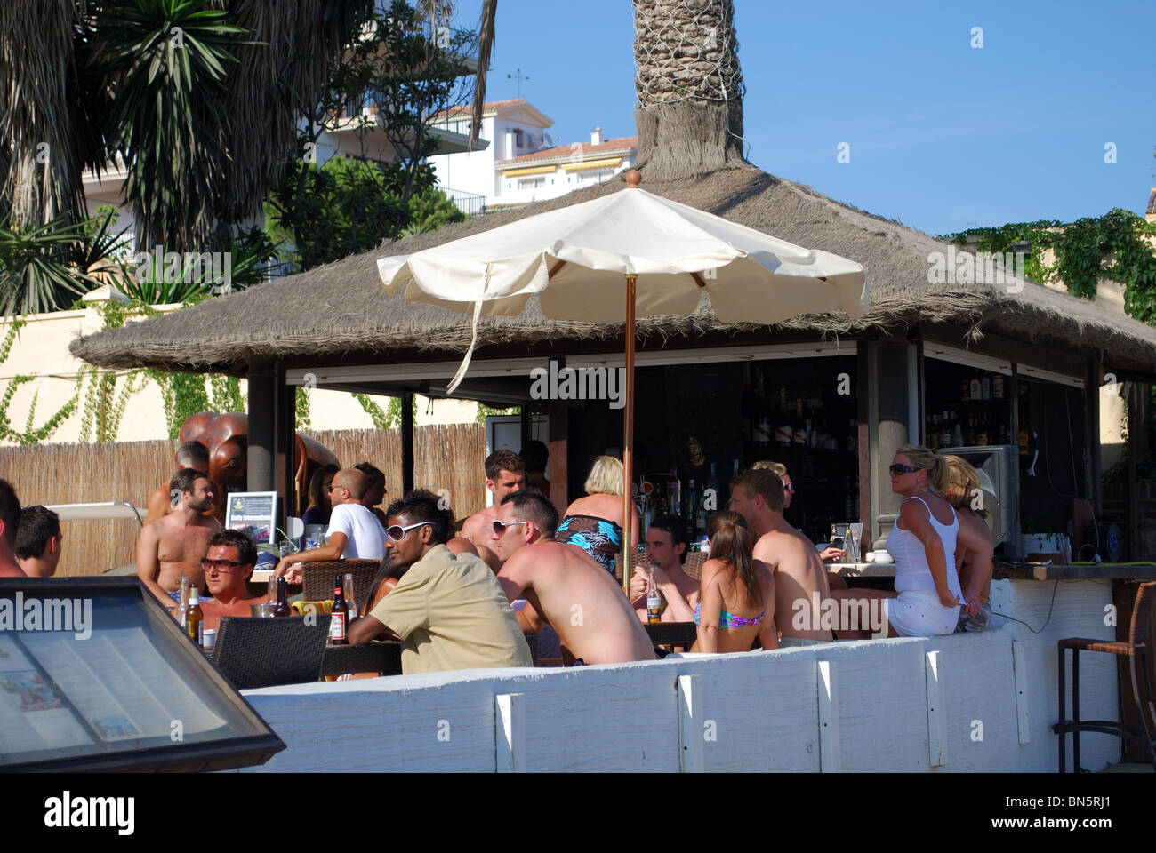 Puerto banus bar fotografías e imágenes de alta resolución - Alamy