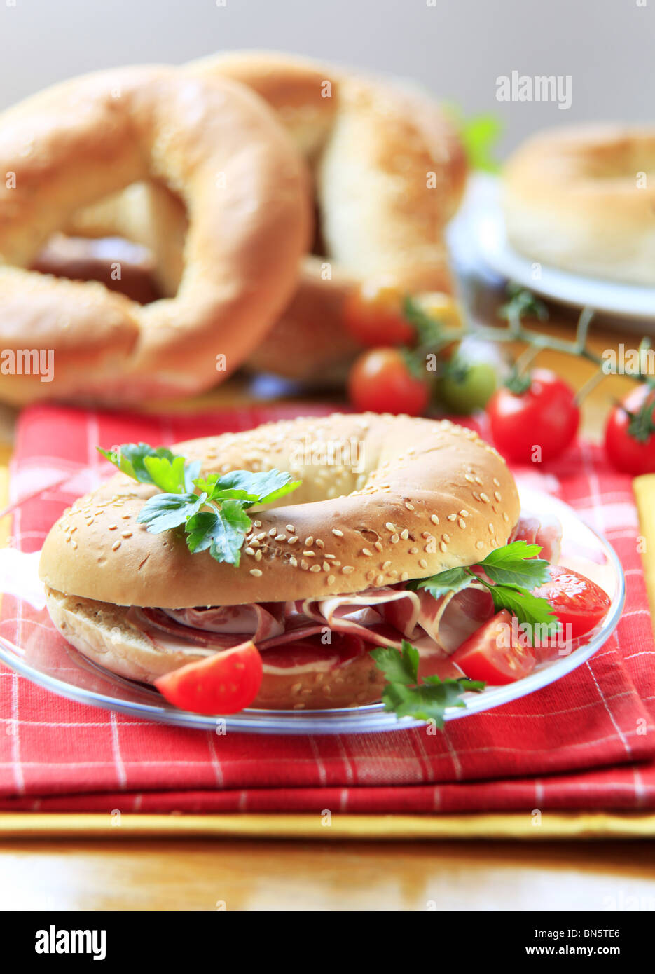 Bagel sándwich de jamón de Parma Foto de stock