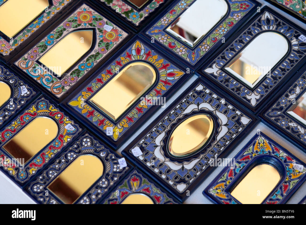 Visualización de souvenir de espejos con azulejos y colores que reflejan la  influencia morisca en Córdoba Andalucía España Europa Fotografía de stock -  Alamy