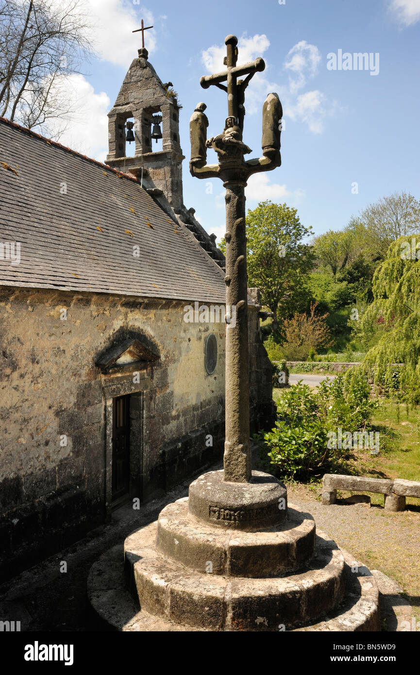 Cruz del Calvario en la Chapelle du Traon, Bretaña, Francia Foto de stock