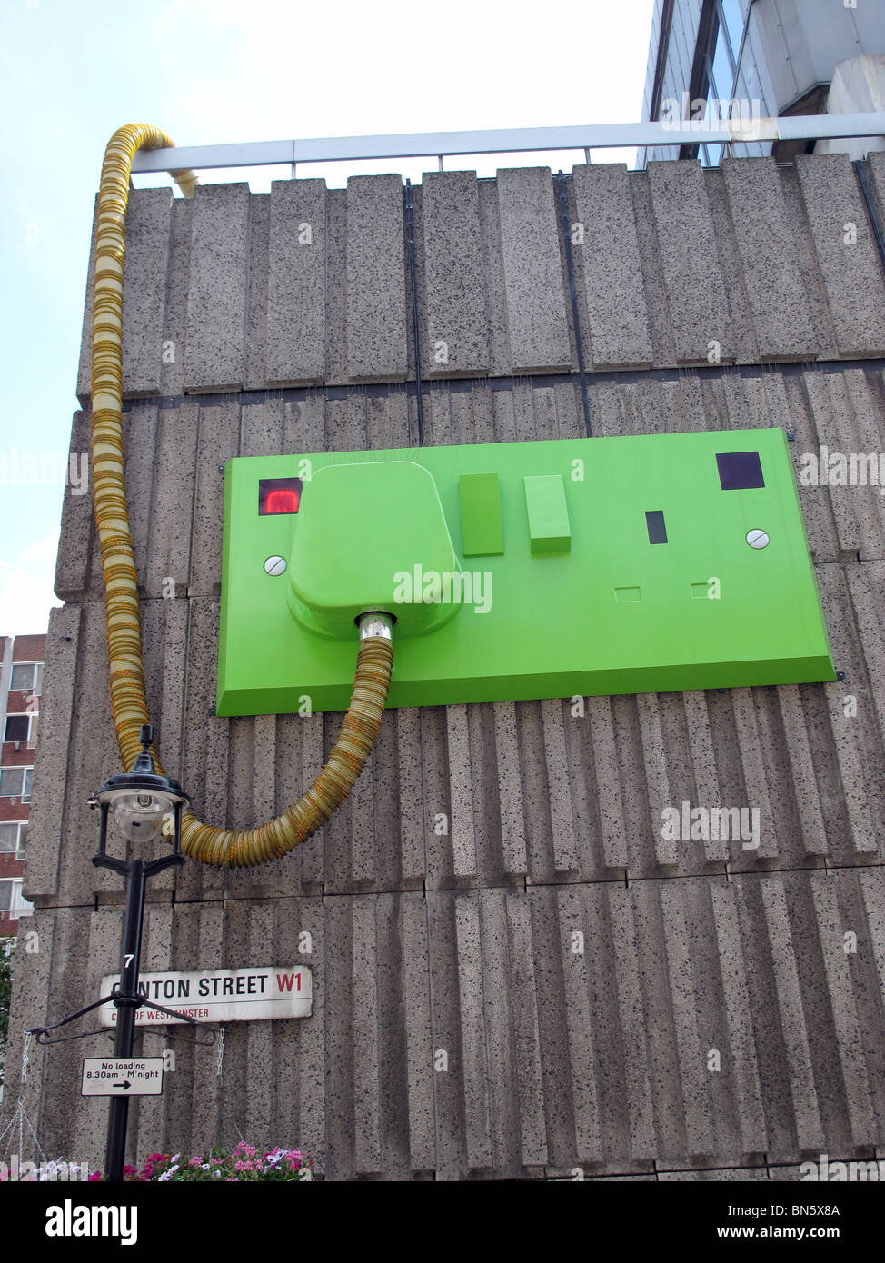 Conecte el interruptor de toma de electricidad verde Foto de stock