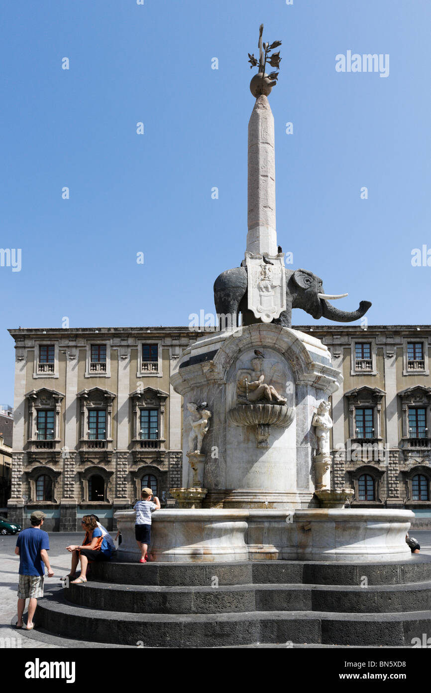 Estatua de un elefante de lava (símbolo de la ciudad), la Piazza del Duomo, Catania, Costa Sureste, Sicilia, Italia Foto de stock