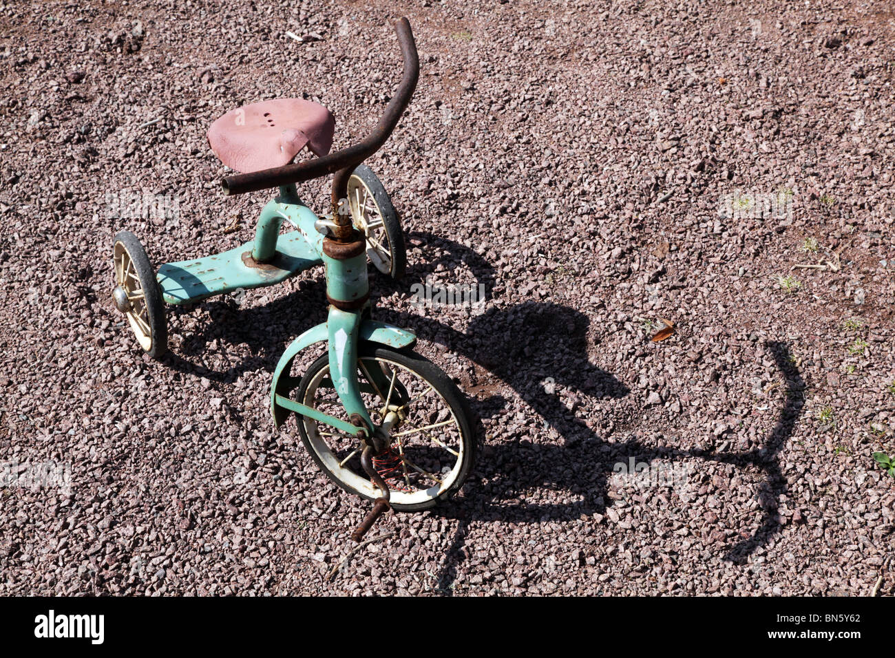 Clásico antiguo niño triciclo infantil sobre un camino de gravilla  Fotografía de stock - Alamy