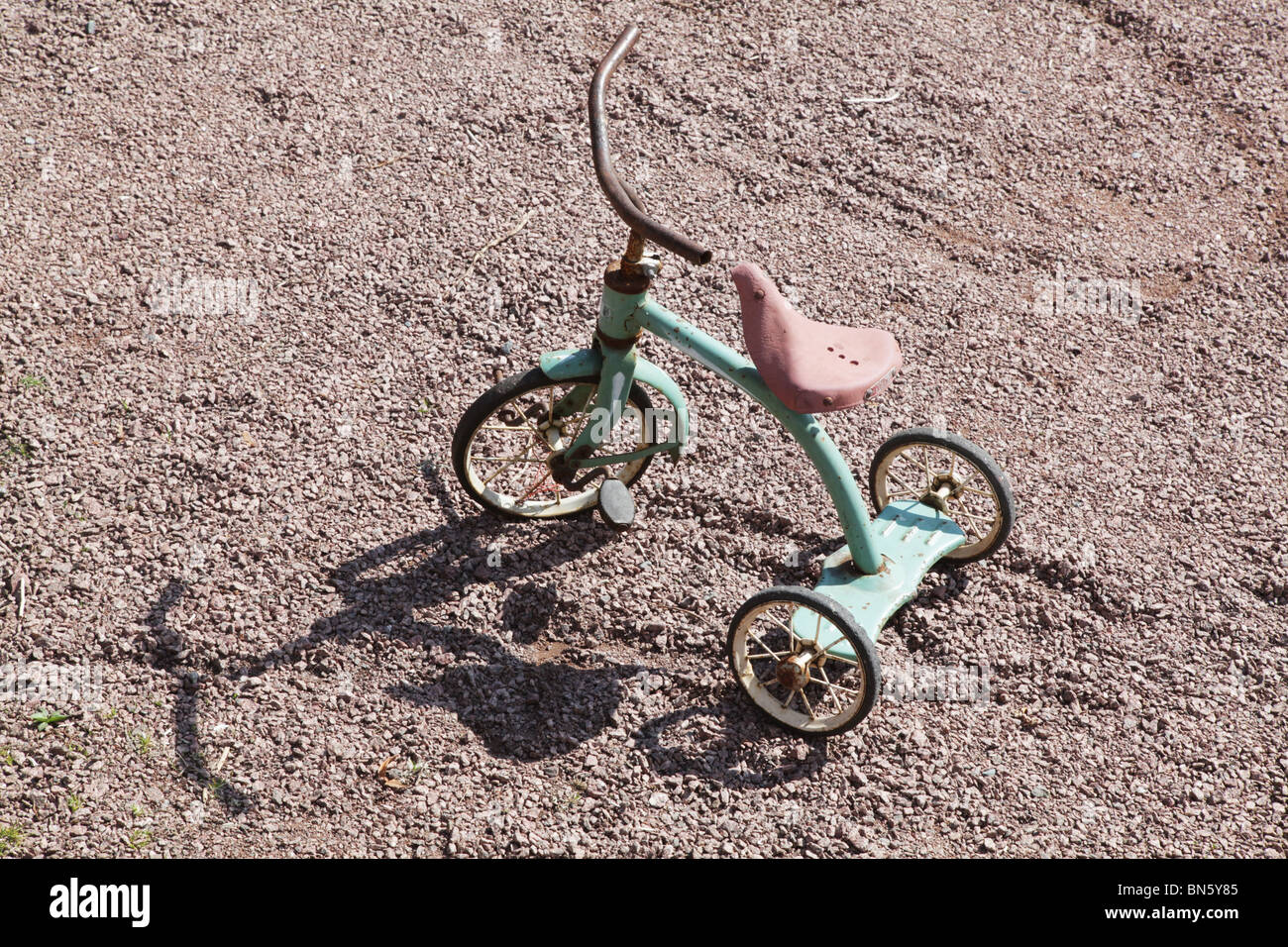Clásico antiguo niño triciclo infantil sobre un camino de gravilla  Fotografía de stock - Alamy
