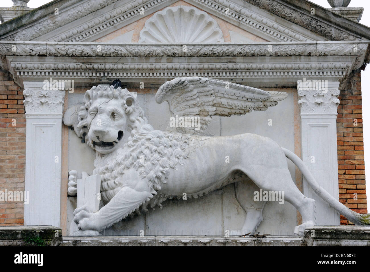 Un león alado el símbolo de Venecia que adornan la Porta Magna del Arsenale Foto de stock