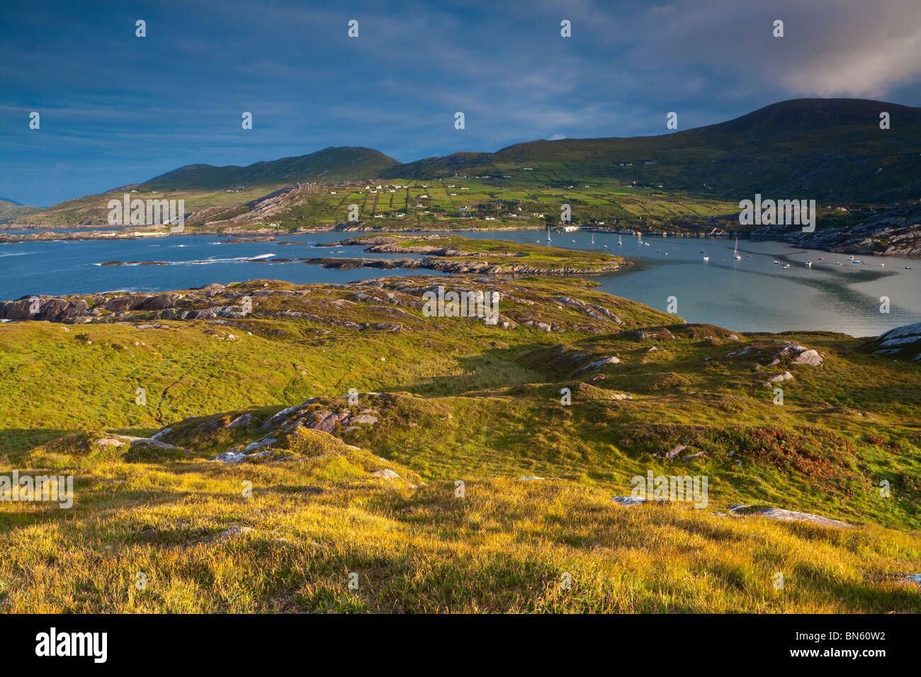 Vista elevada sobre el dramático paisaje costero de la Bahía de Derrynane, Península Iveragh, Anillo de Kerry, Kerry, Irlanda Co. Foto de stock
