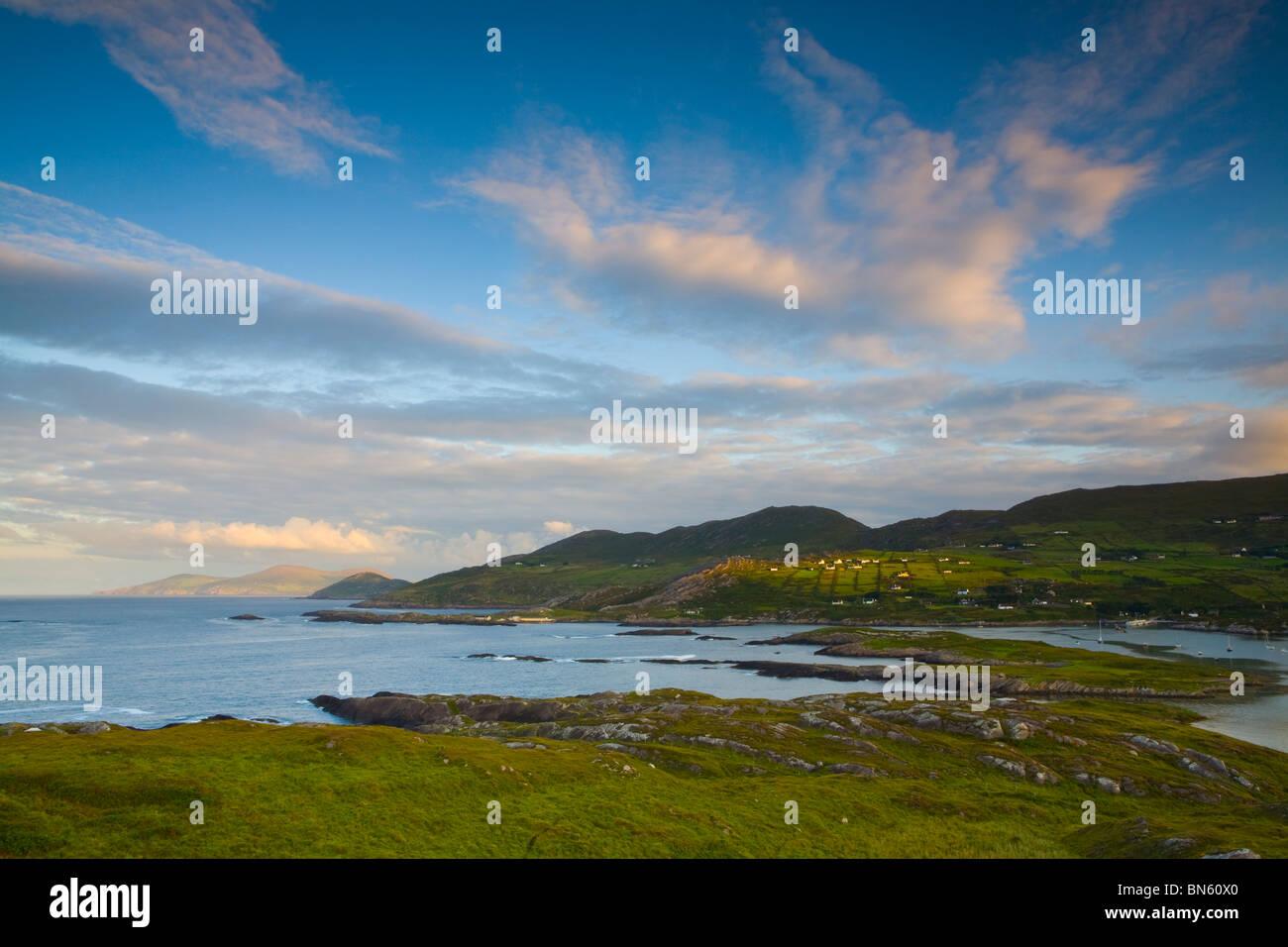 Vista elevada sobre el dramático paisaje costero de la Bahía de Derrynane, Península Iveragh, Anillo de Kerry, Kerry, Irlanda Co. Foto de stock