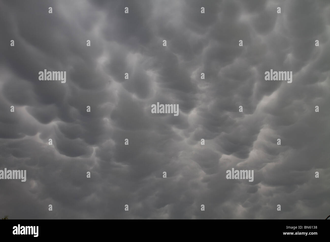Mammatus nubes. Tormentoso clima severo con las tormentas y lluvias torrenciales. Mediooeste de EE.UU. Foto de stock