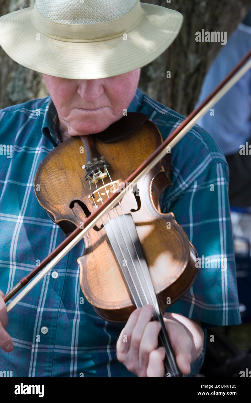 Fiddler jugar durante el Jamboree de Smithville música country y bluegrass que se celebra anualmente en Tennessee. Foto de stock