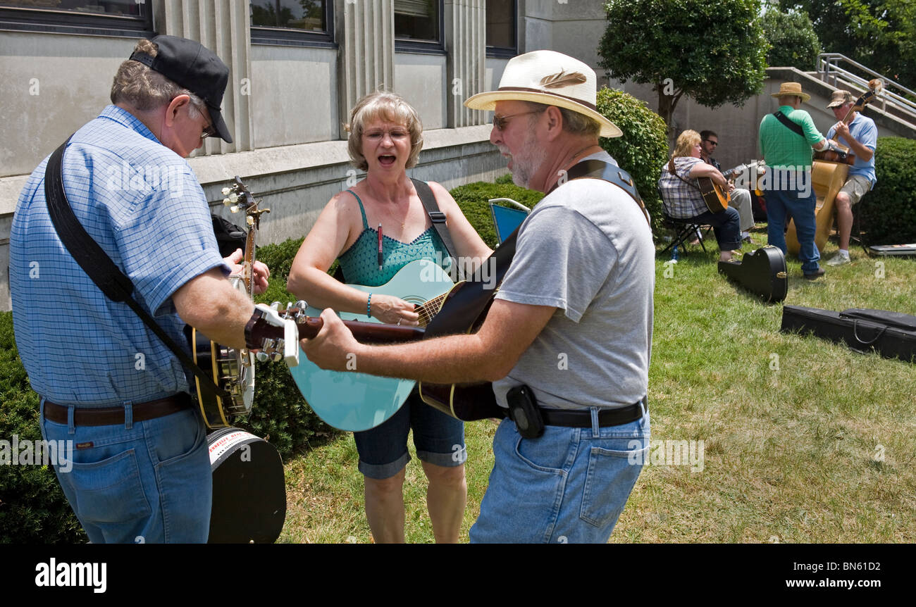 Los músicos que participan en el Jamboree de Smithville música country y bluegrass que se celebra anualmente en Tennessee. Foto de stock