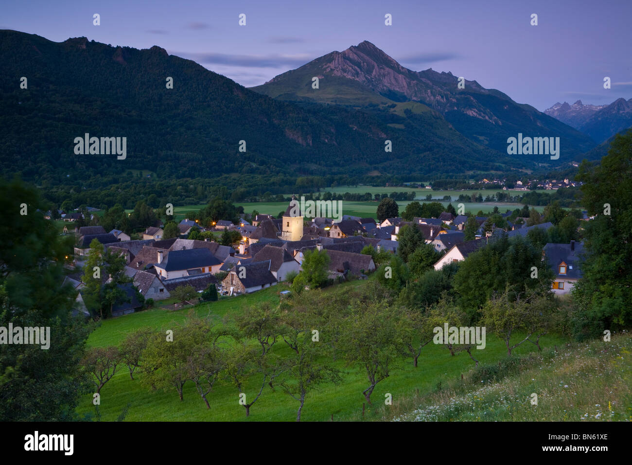 Amanecer ilumina el encantador pueblo d'Aucun, Hautes-pirineo, Francia Foto de stock