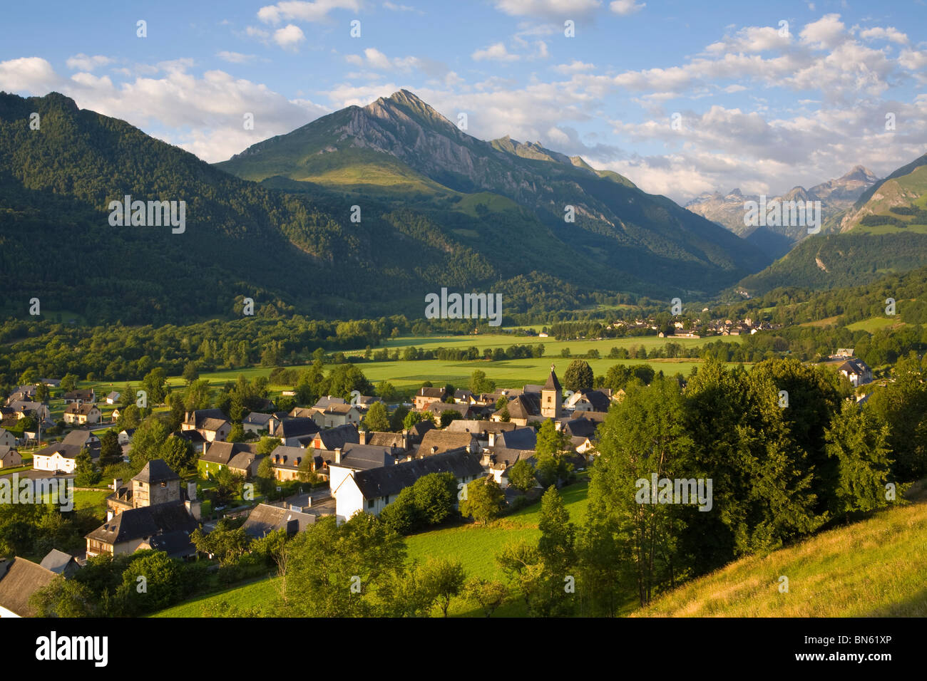 La luz de la mañana ilumina el encantador pueblo d'Aucun, Hautes-pirineo, Francia Foto de stock