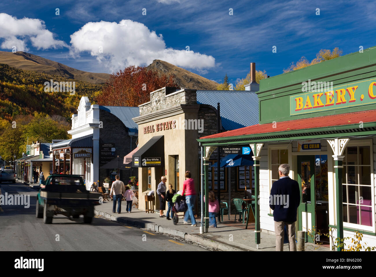 Calle principal de la histórica ciudad minera de oro de Arrowtown, Otago, Isla del Sur, Nueva Zelanda Foto de stock