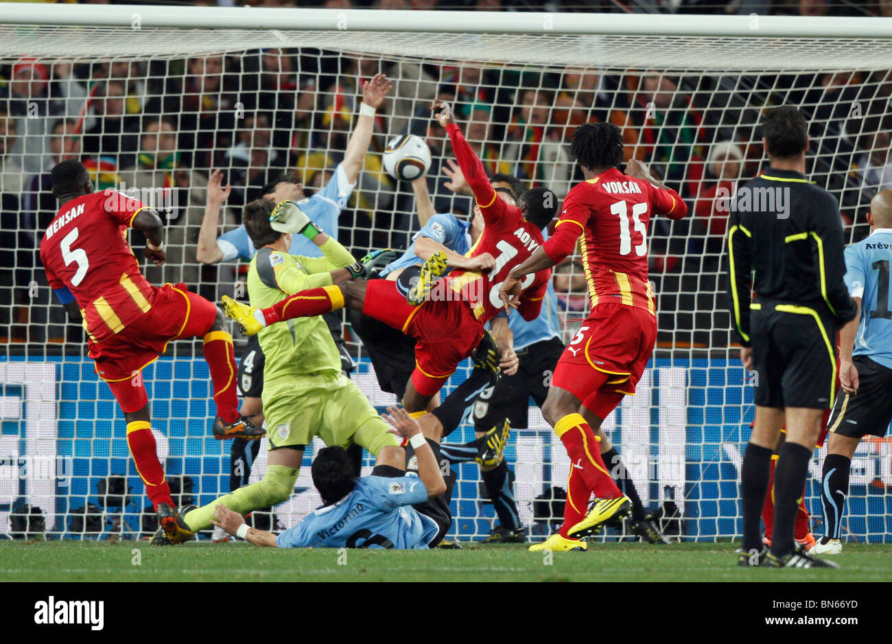 LUIS SUAREZ MANEJA LA BOLA O URUGUAY CONTRA GHANA SOCCER CITY JOHANNESBURGO, Sudáfrica 02 de julio de 2010 Foto de stock