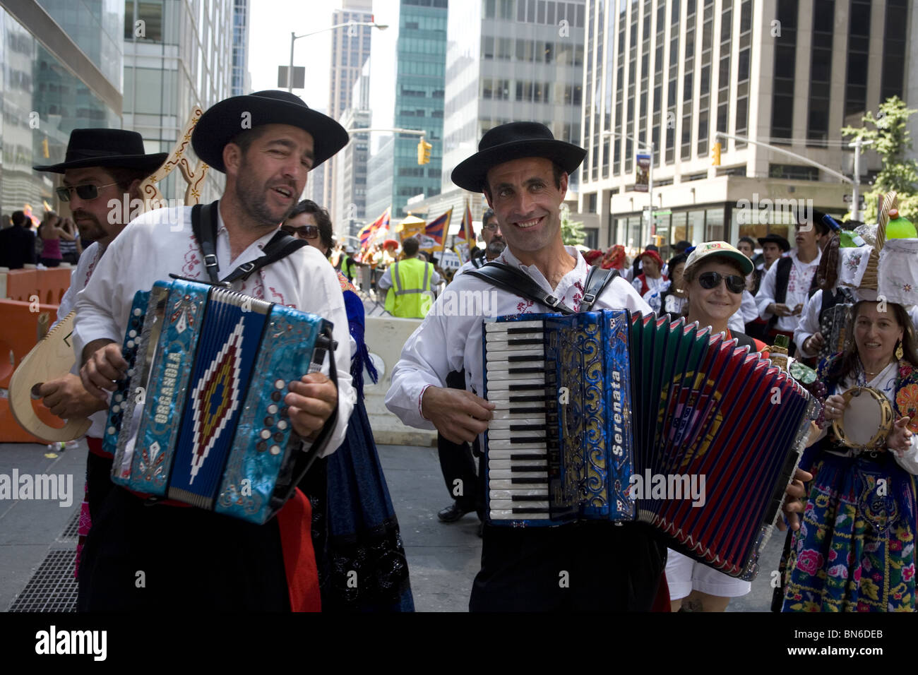 Los inmigrantes internacionales Parade, NYC: estadounidenses de origen portugués realice en el desfile Foto de stock