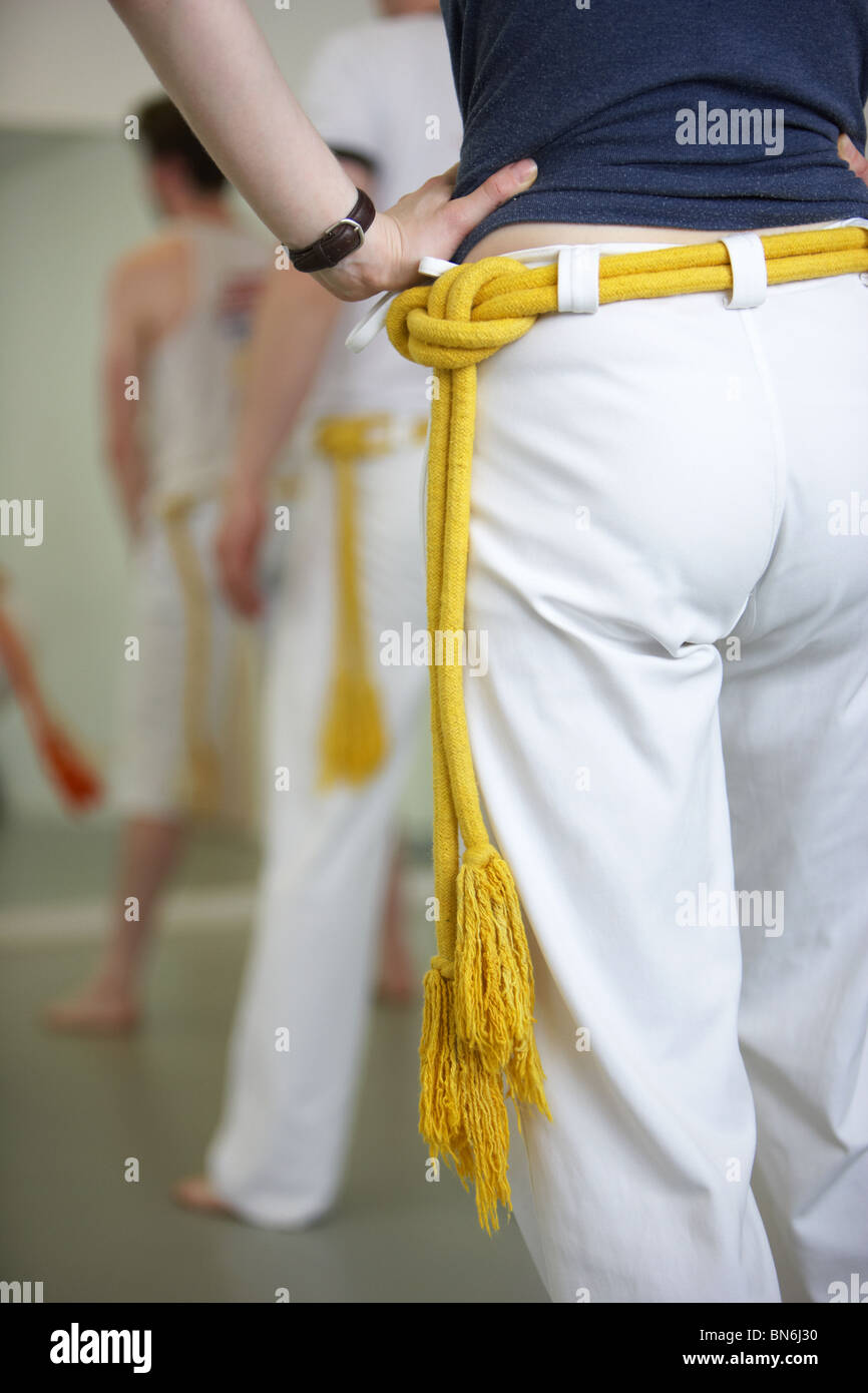 Amarillo cordao principiante o cuerda utilizada en el arte marcial  brasileño capoeira danza Fotografía de stock - Alamy