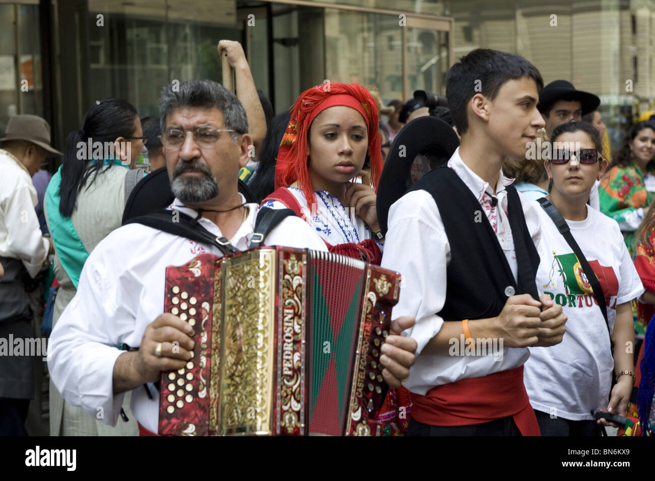 Los inmigrantes internacionales Parade, NYC: estadounidenses de origen portugués realice en el desfile Foto de stock