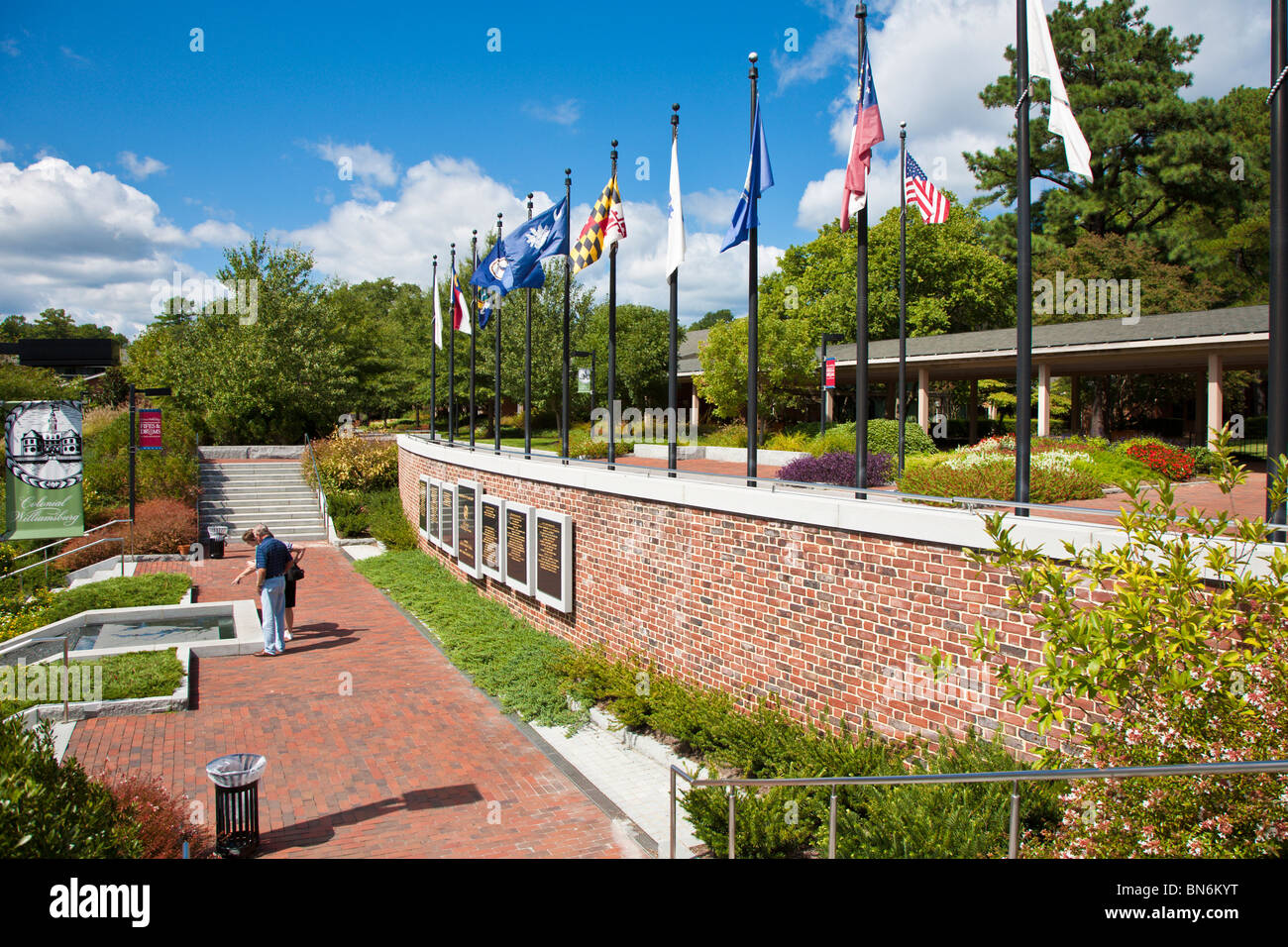 Senior Pareja mirando el modelo de parque cerca de la entrada al museo