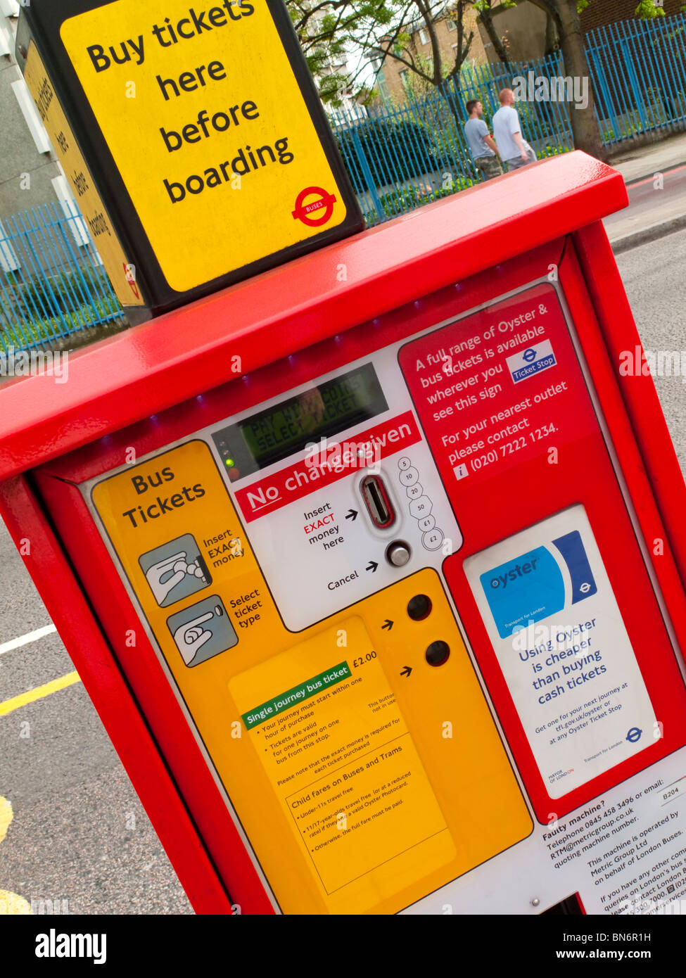 Calle máquina expendedora de billetes para autobuses de transporte de Londres en Londres, Inglaterra Foto de stock