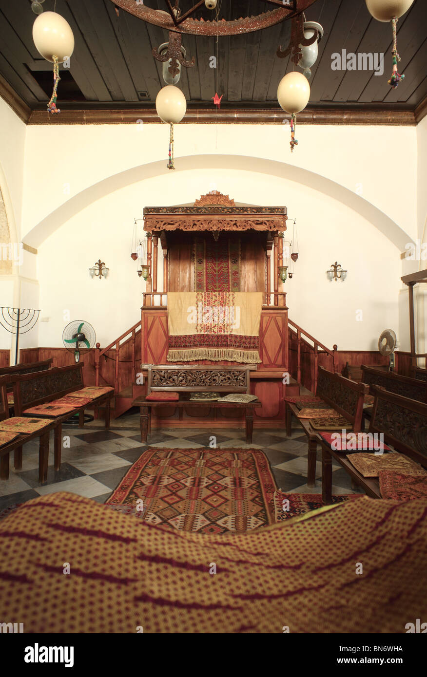 El púlpito de la sinagoga Etz Hayyim, Creta, Grecia, que sufrió dos ataques incendiarios en enero de 2010. Foto de stock