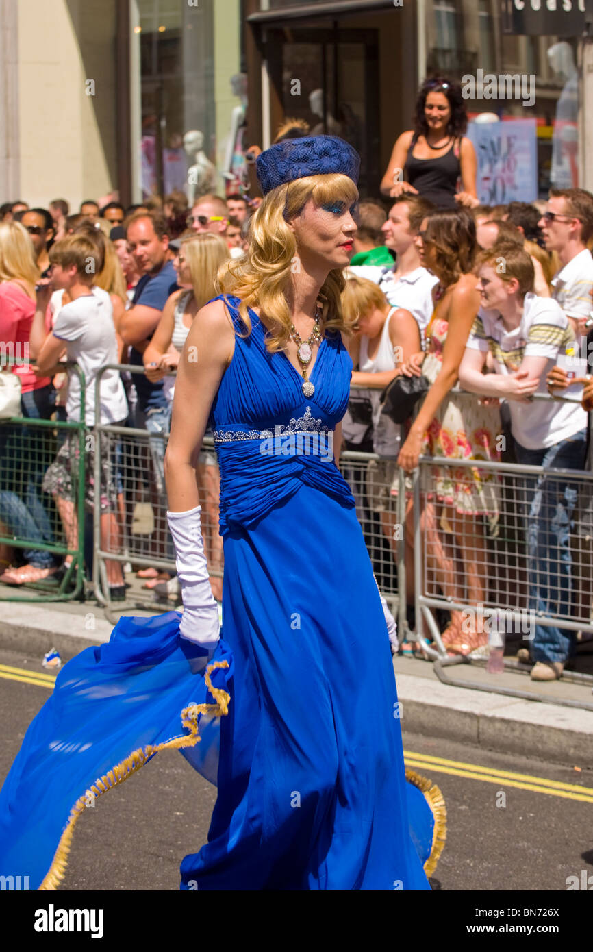 Desfile del orgullo gay de Londres , joven o niño vestido de niña o mujer  en azul fluyendo , blanco vestidos largos guantes y sombrero con velo  Fotografía de stock - Alamy