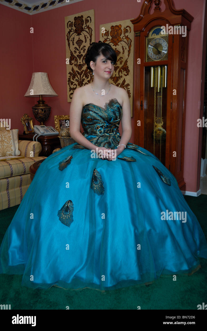 cortar personalidad Expresamente Un adolescente en un hermoso color aqua prom vestido en un elegante salón  Fotografía de stock - Alamy