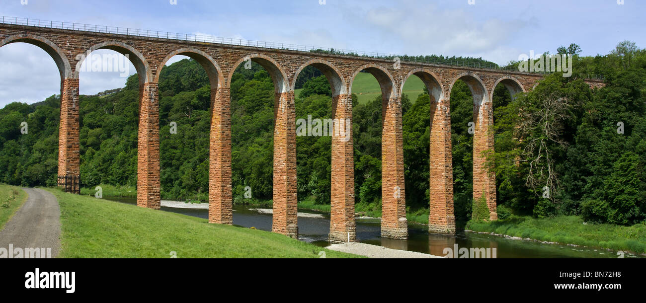 Leaderfoot viaducto ferroviario sobre el río Tweed en las fronteras escocesas Foto de stock