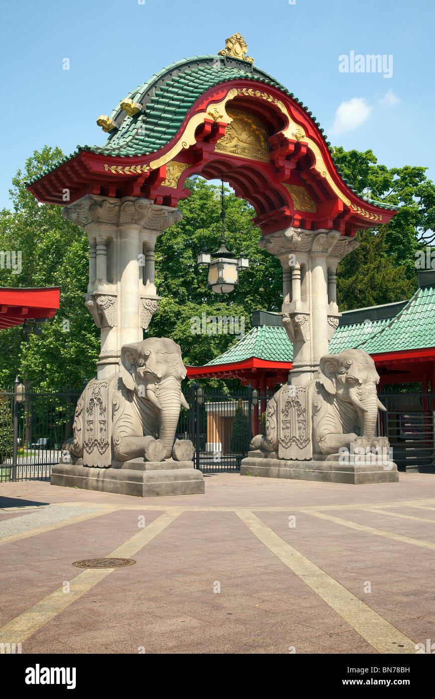 Puerta Elefante en el Zoo de Berlín, Berlín, Alemania Foto de stock