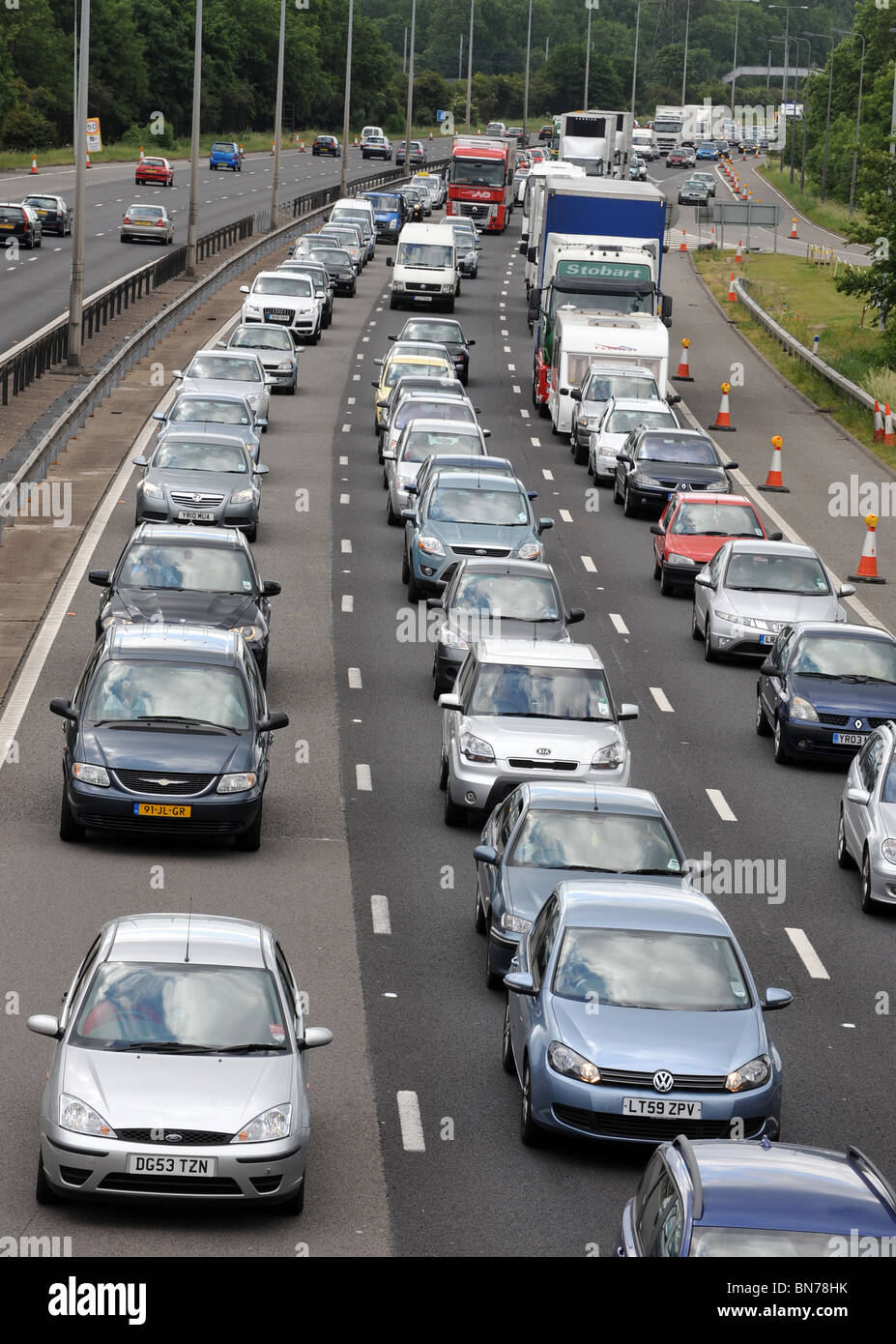 Un atasco de tráfico en la autopista M1, Inglaterra. Foto de stock