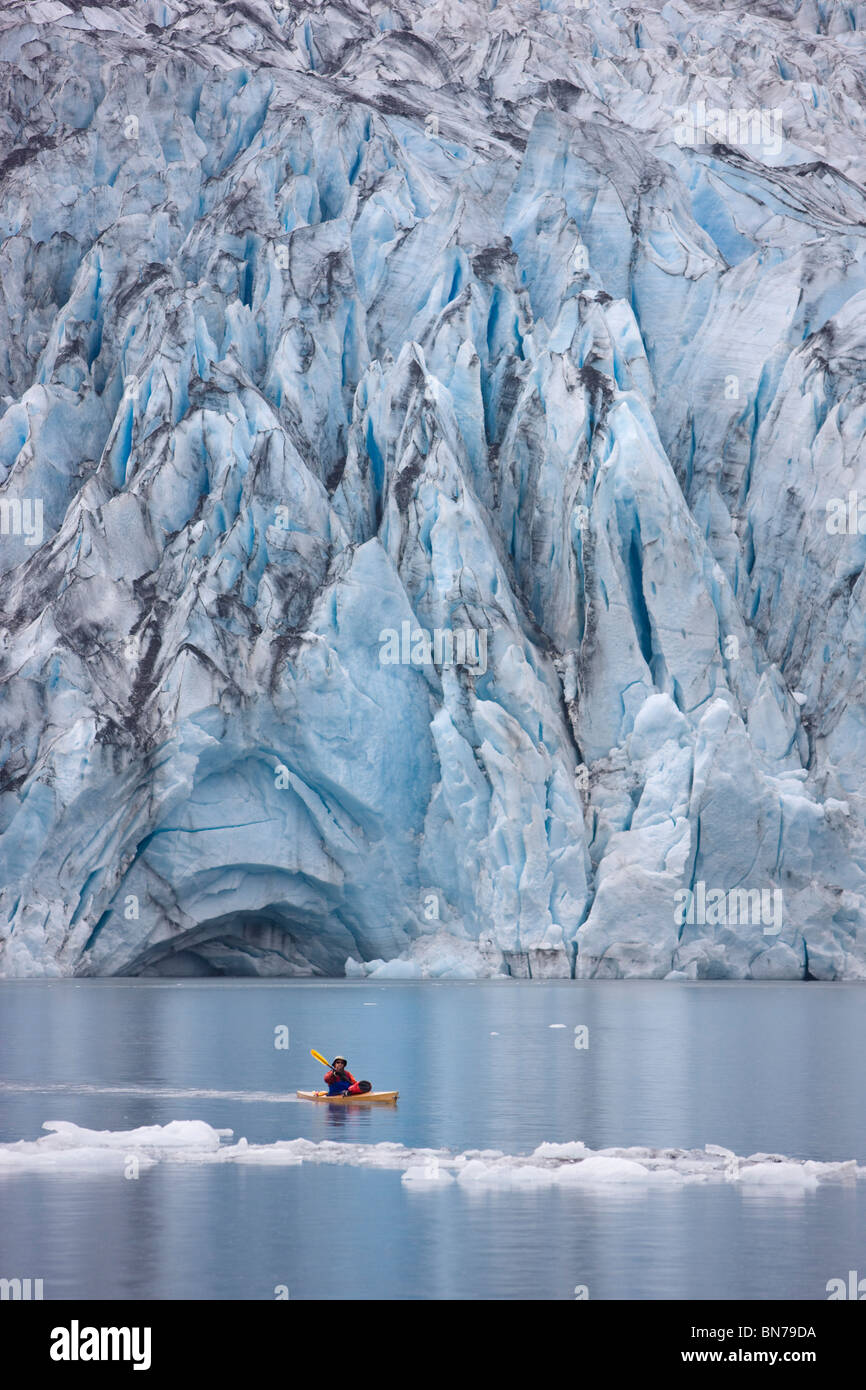 Hombre kayak en Shoup Bay con Shoup glaciar en el fondo, Shoup Bay
