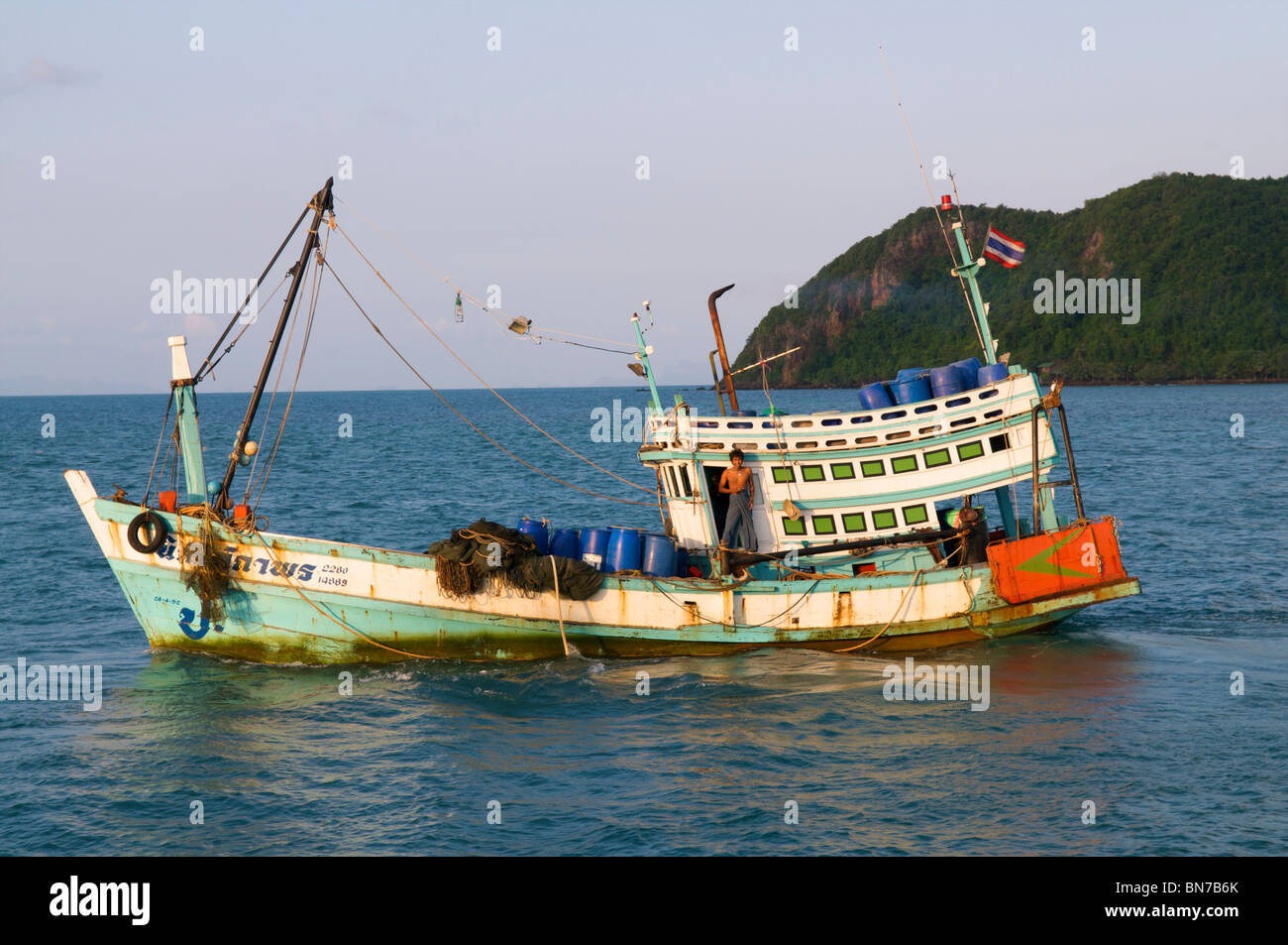 Barco pesquero tailandés de Koh Phangan. Foto de stock