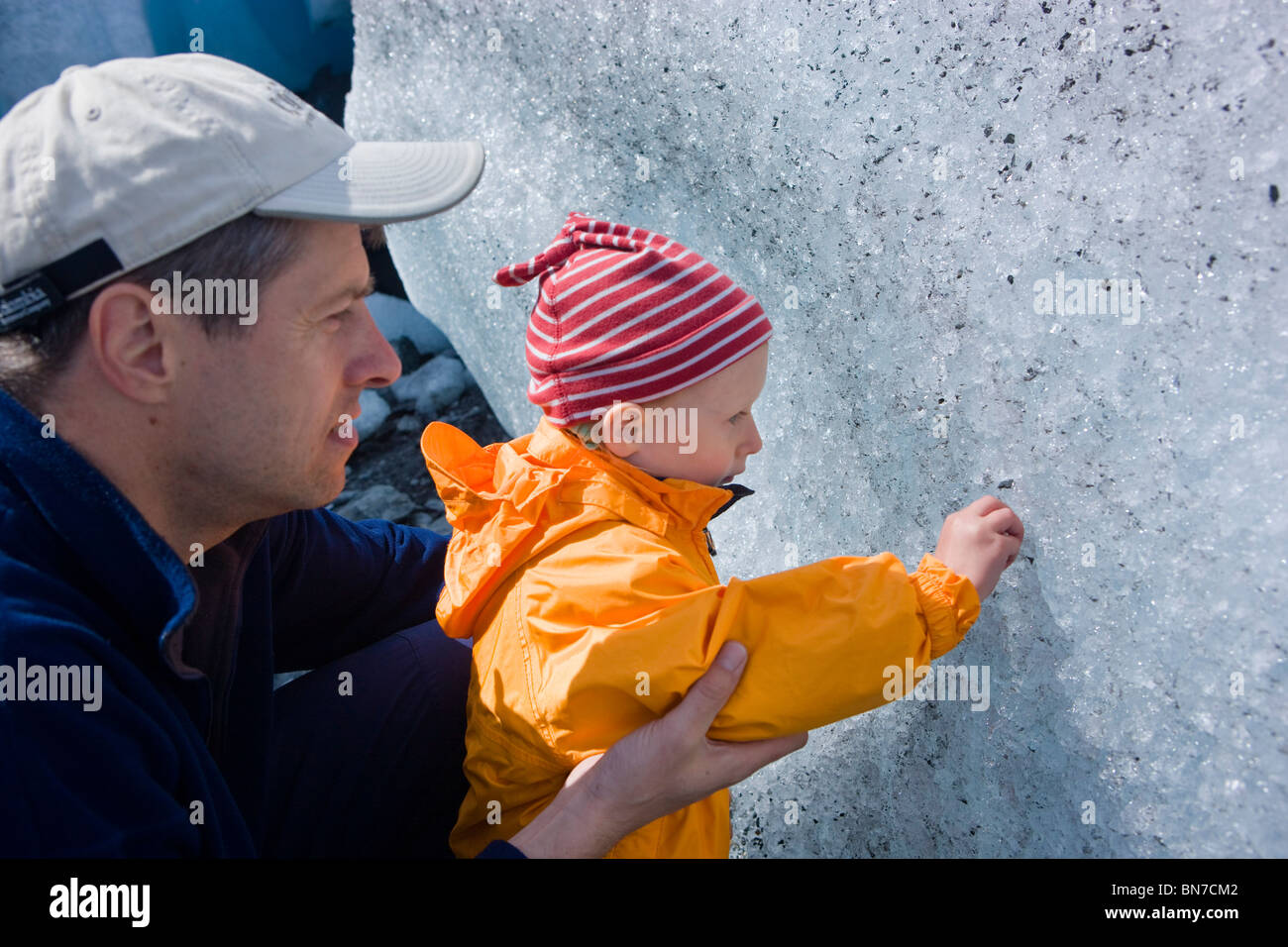 Joven gustos de hielo glaciar Worthington con su padre, el Bosque Nacional de Chugach, Alaska Foto de stock