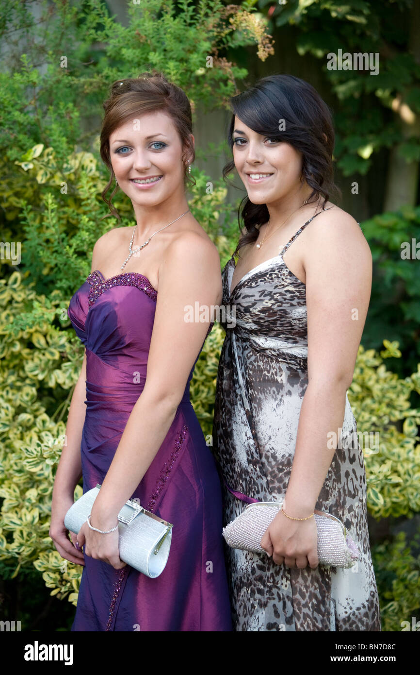 Dos adolescentes de 16 años vestidos para ir a su escuela de baile,  Suffolk, Reino Unido Fotografía de stock - Alamy