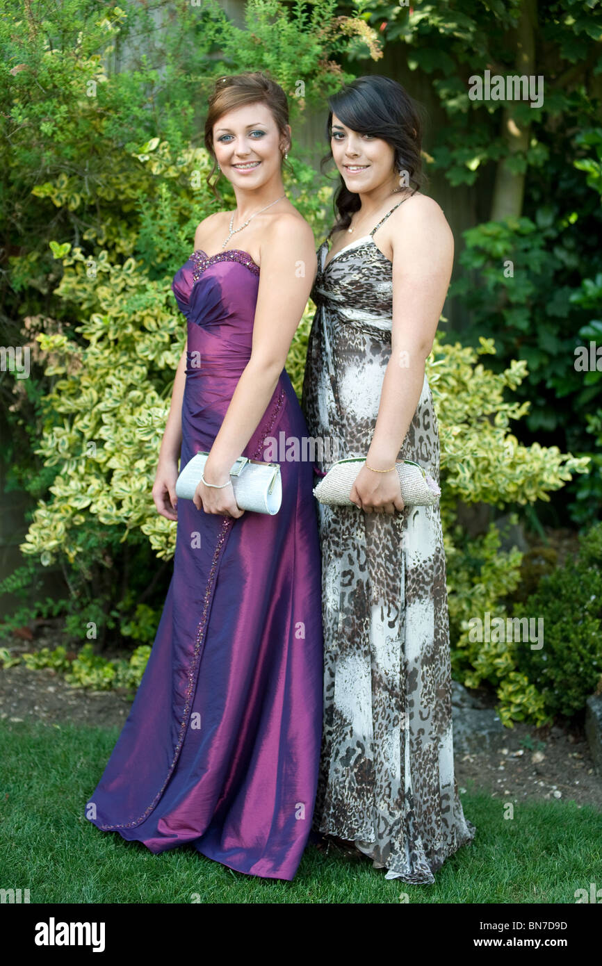 Dos adolescentes de 16 años de edad, las niñas vestidos para ir a su  escuela de baile, Suffolk, Reino Unido Fotografía de stock - Alamy