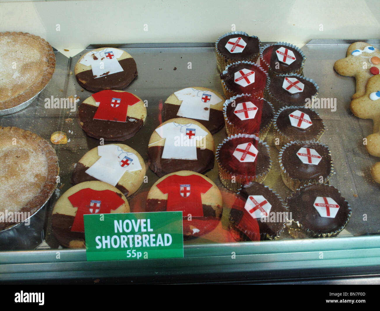 Londres, julio de 2010.Copa Mundial de Inglaterra camiseta de fútbol y banderas en Percy tortas en un solo escaparate Foto de stock