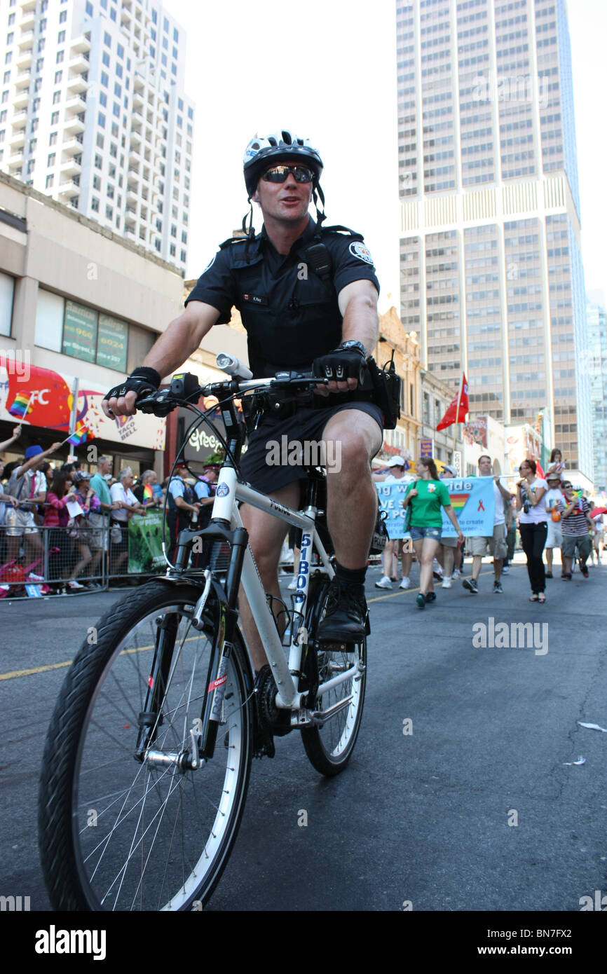 Policy Officer montando bicicleta Foto de stock