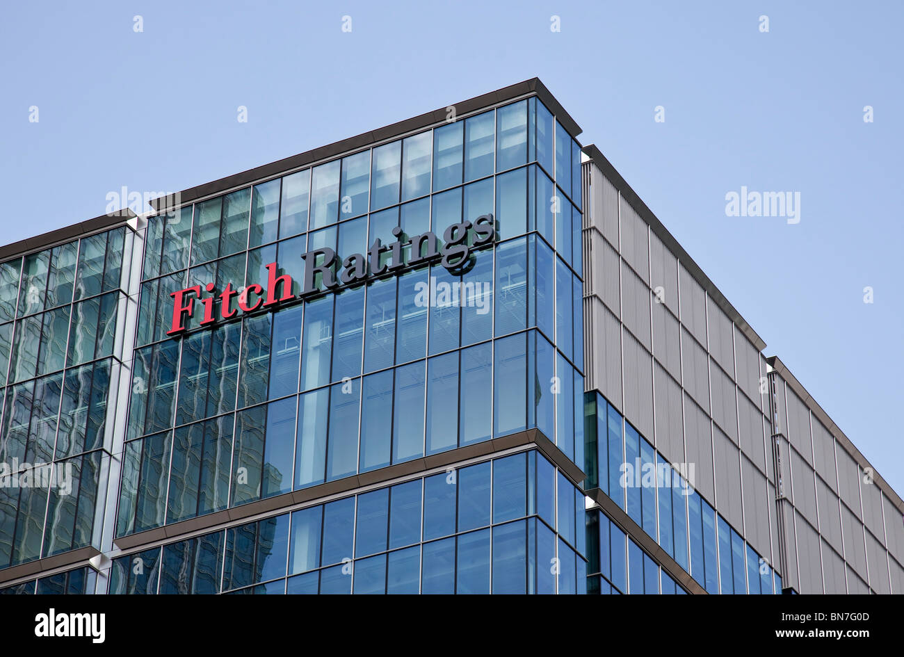 La sede de Fitch Ratings en Canary Wharf, el nuevo centro financiero en los Docklands de Londres. Foto de stock