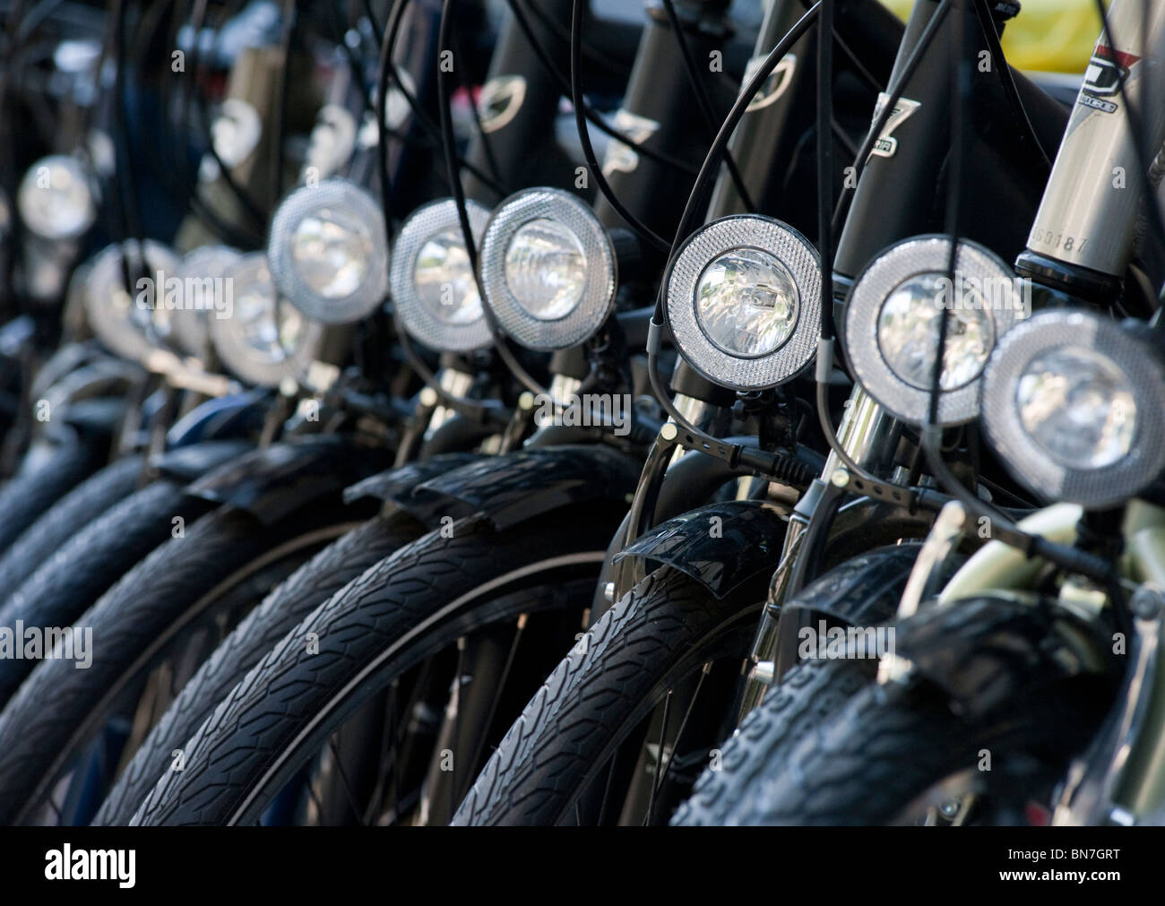 Muchas nuevas bicicletas para su venta fuera de tienda en Berlín, Alemania Foto de stock