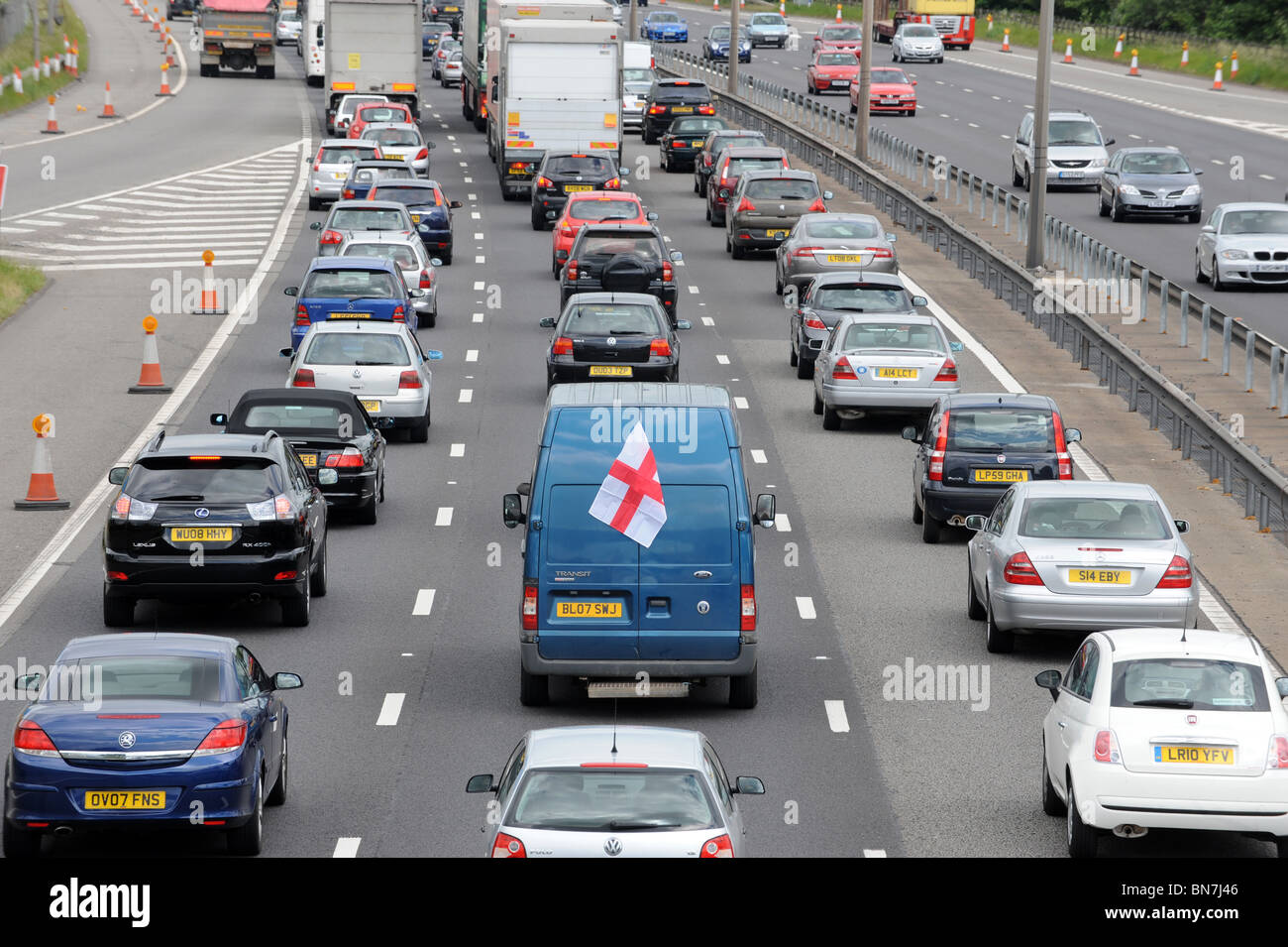 Un atasco de tráfico en la autopista M1, Inglaterra. Foto de stock