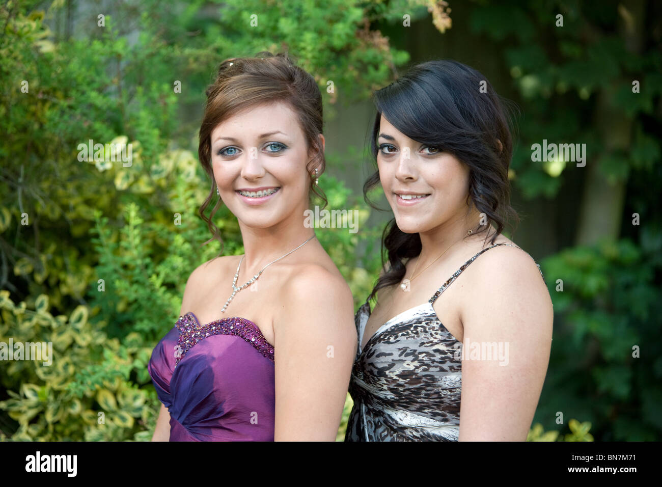 Dos adolescentes de 16 años vestidos para ir a su escuela de baile, Suffolk, Reino Unido Fotografía de stock - Alamy Dos adolescentes de 16 años vestidos para ir a su escuela de baile, Suffolk, Reino Unido Fotografía de stock - Alamy