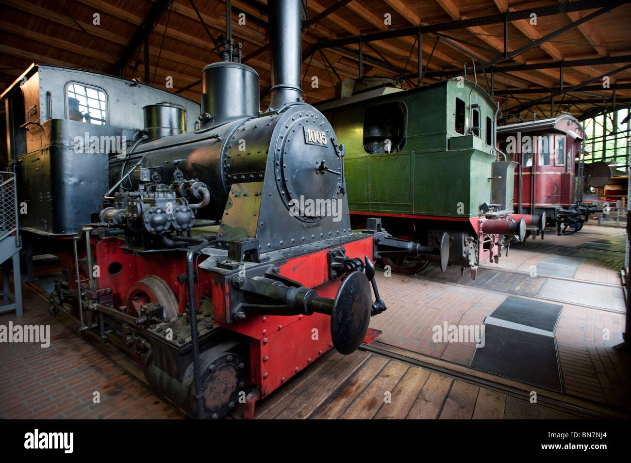 Antiguas locomotoras y trenes de vapor en la exhibición en el Deutches Technikmuseum en Berlín, Alemania Foto de stock