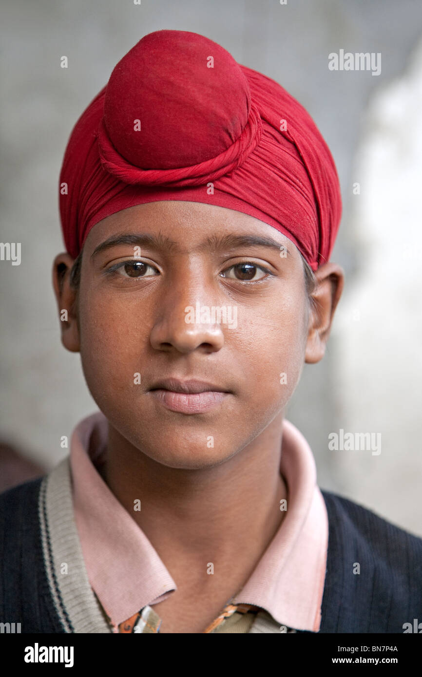 Chico sij vistiendo el tradicional turbante patka (para los niños). Amritsar. El Punjab. La India Foto de stock