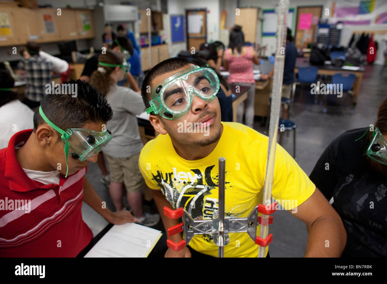 Estudiantes en gafas de seguridad hacer un experimento en clase de química en las matemáticas, la ingeniería, la tecnología y la Ciencia (Academia METSA) Foto de stock