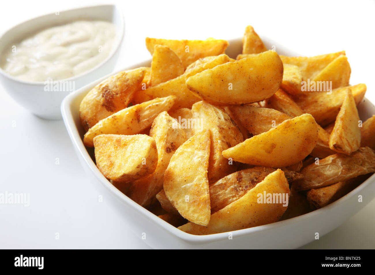 Cuña de patatas fritas y salsa cremosa Foto de stock