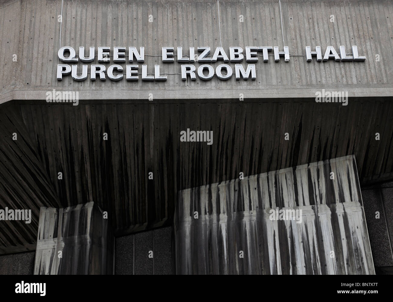 Fachada de hormigón del Queen Elizabeth Hall, Purcell Room, Southbank, Londres, Reino Unido. Foto de stock