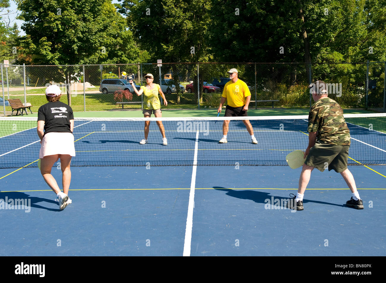 Pickleball es un tenis como deporte jugado por personas de todas las edades Foto de stock