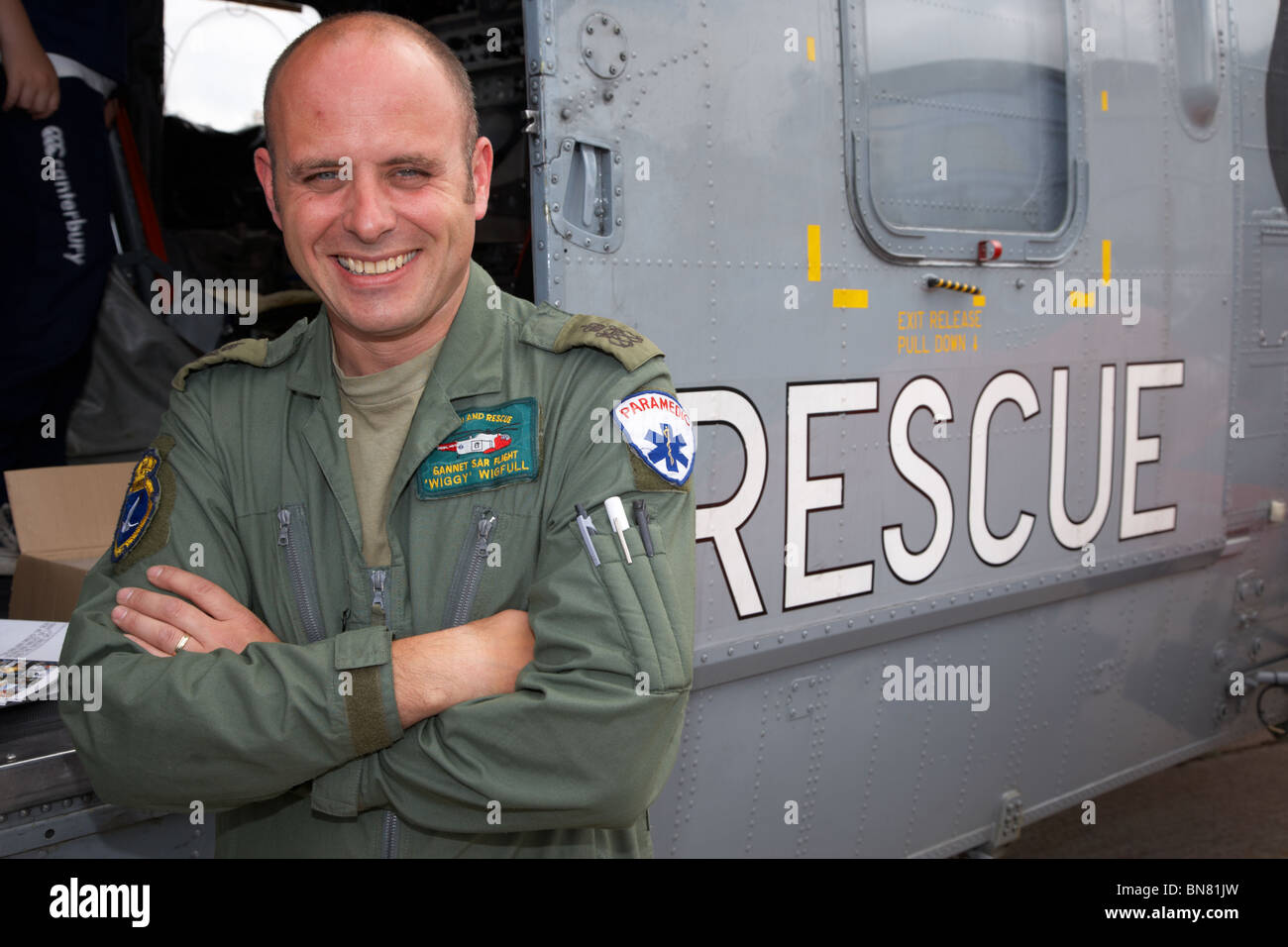 Suboficiales Marcus Wiggy Wigfull paramédico y operativos de búsqueda y rescate en la Royal Navy Rescue Westland Sea King Foto de stock