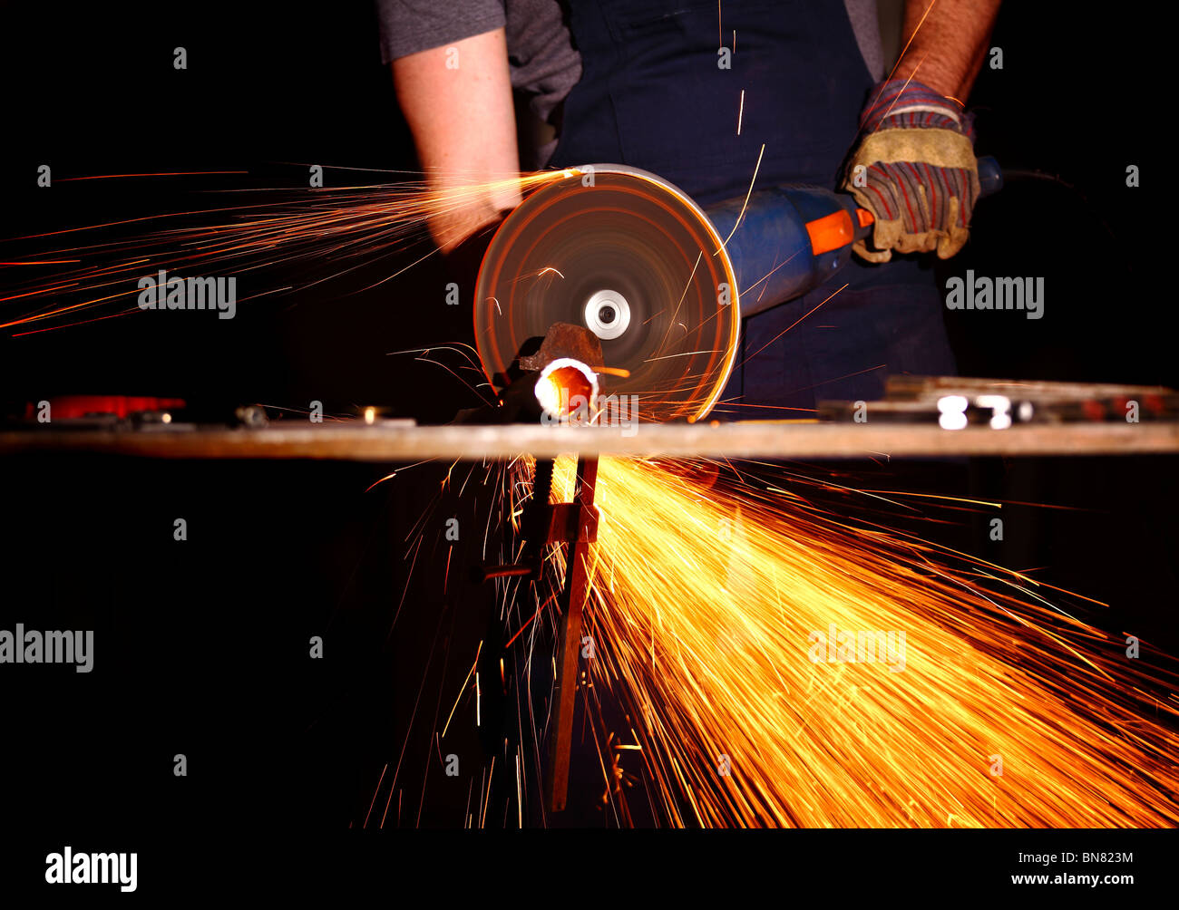 Detalle de la industria, cortar el metal amoladora eléctrica Foto de stock