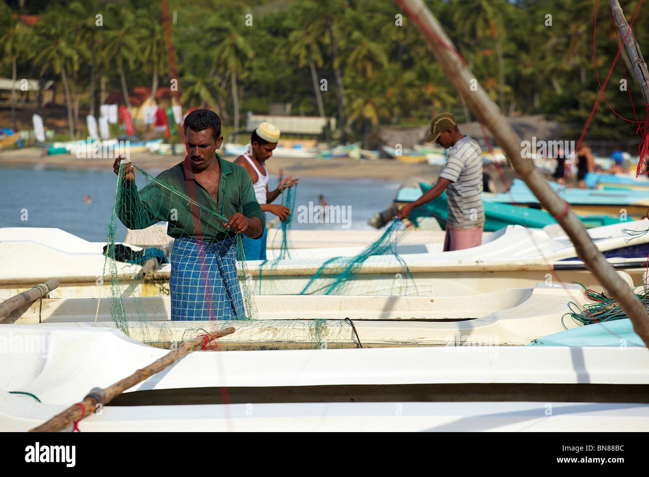 Los pescadores de Sri Lanka en la Bahía Aragum Foto de stock